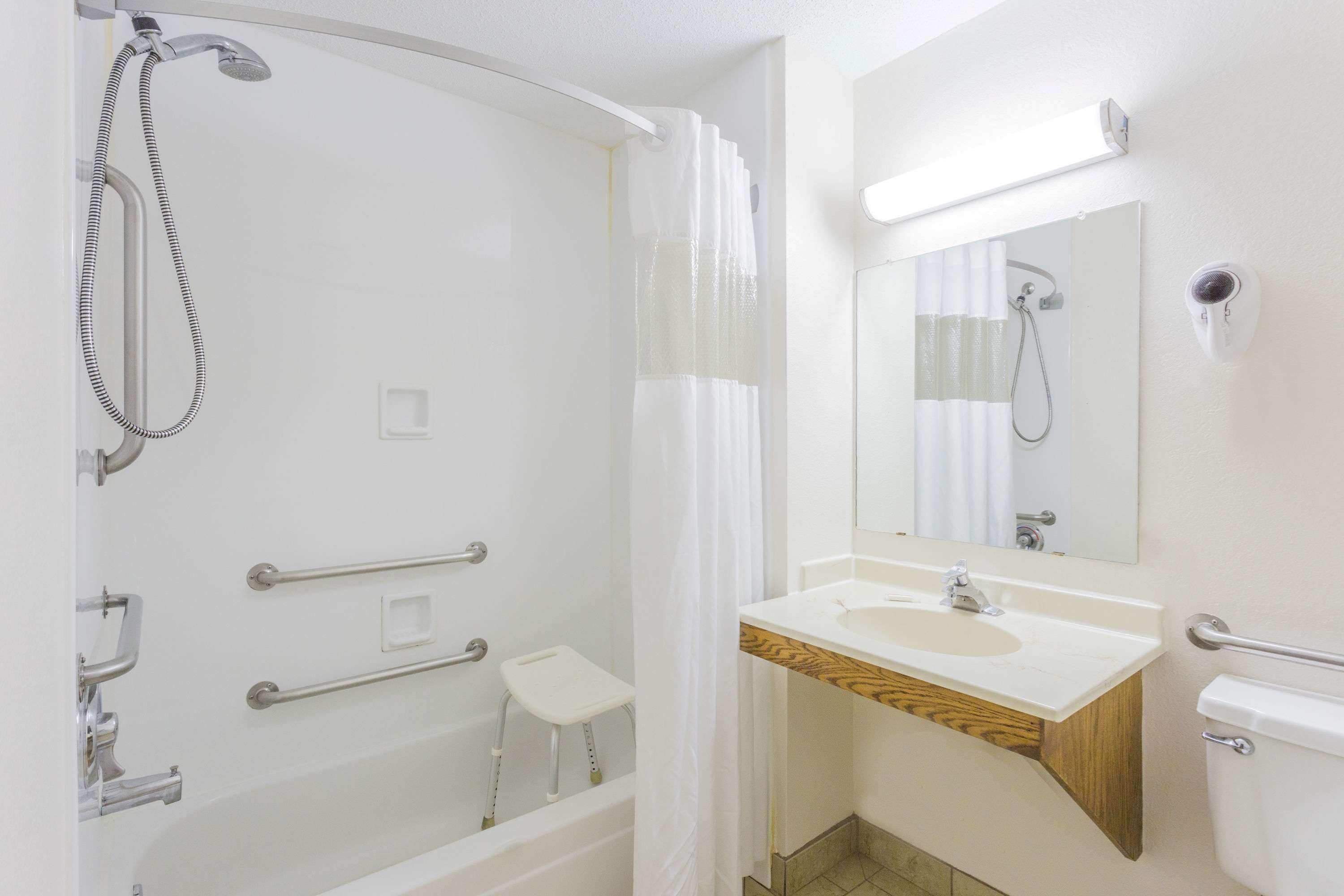Super 8 By Wyndham Elgin Hotel Luaran gambar