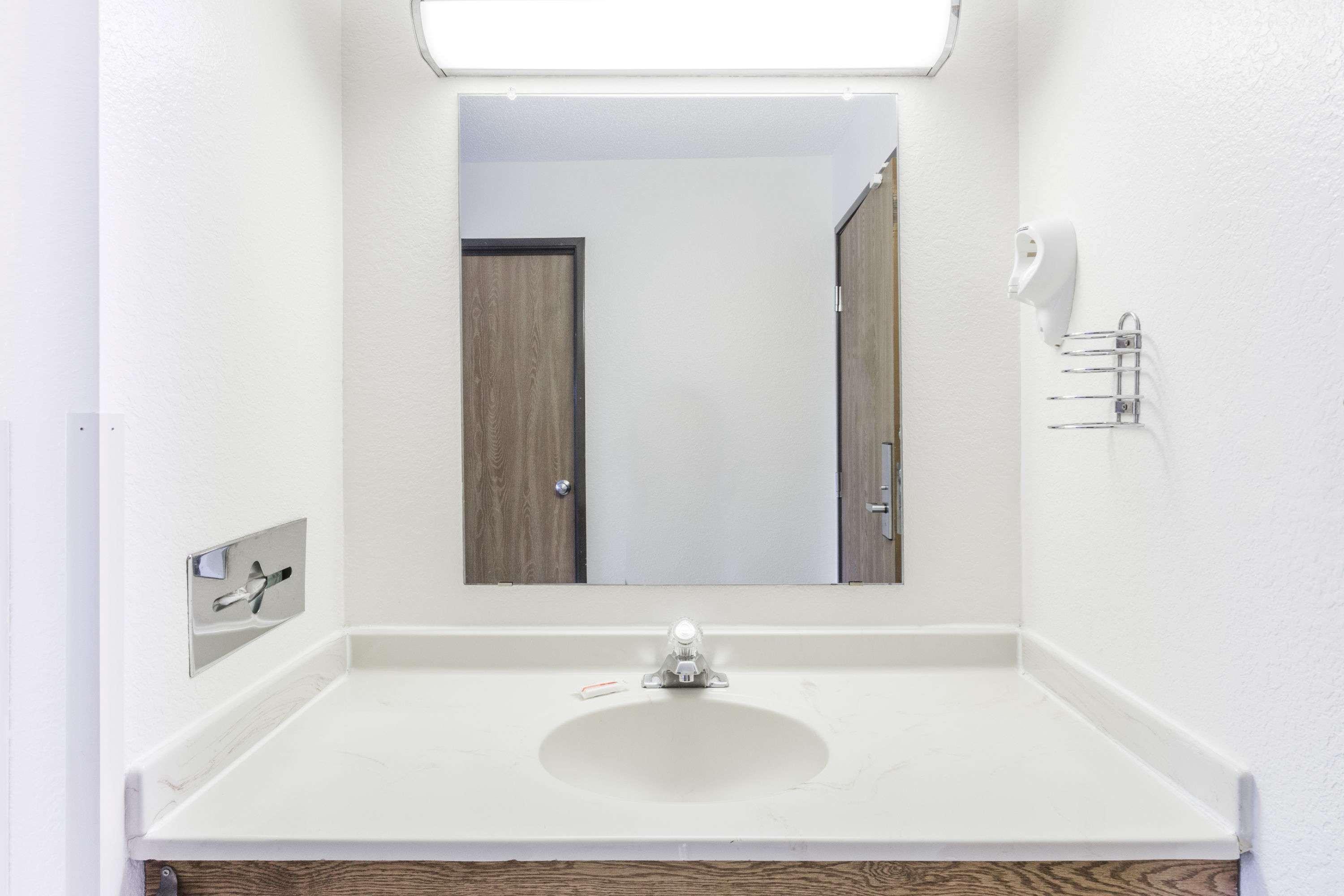 Super 8 By Wyndham Elgin Hotel Luaran gambar