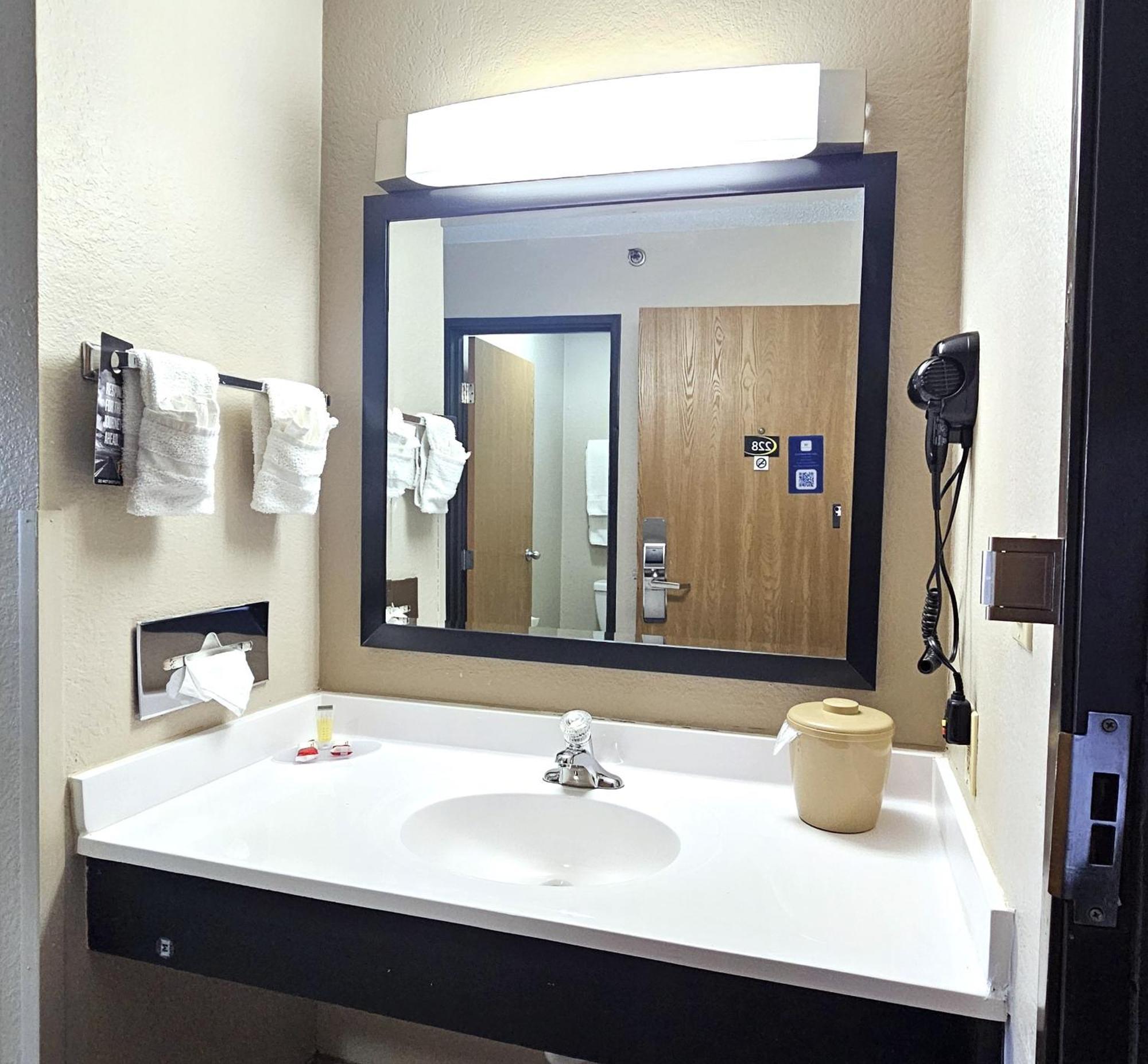 Super 8 By Wyndham Elgin Hotel Luaran gambar